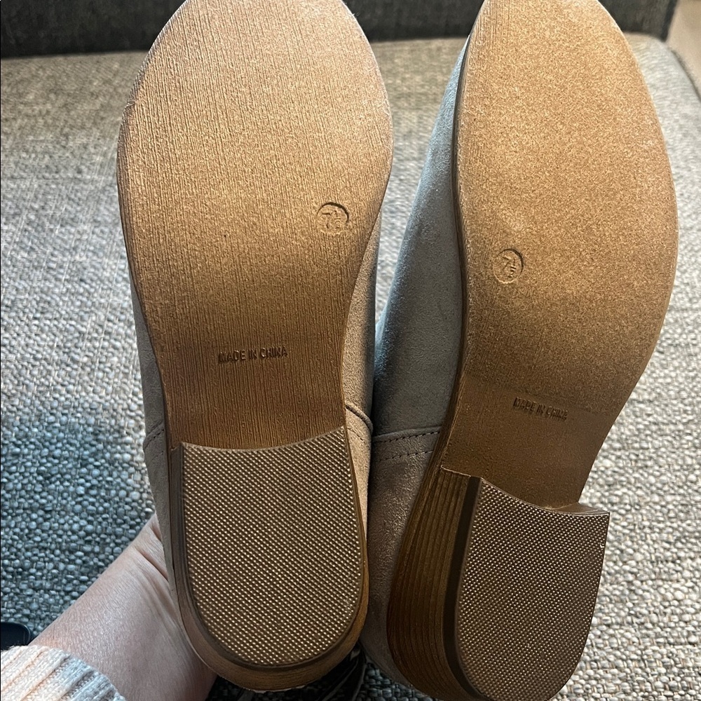 Journee Collection Livvy faux suede ankle boots light grey Size 7.5 NEW - Picture 5 of 6